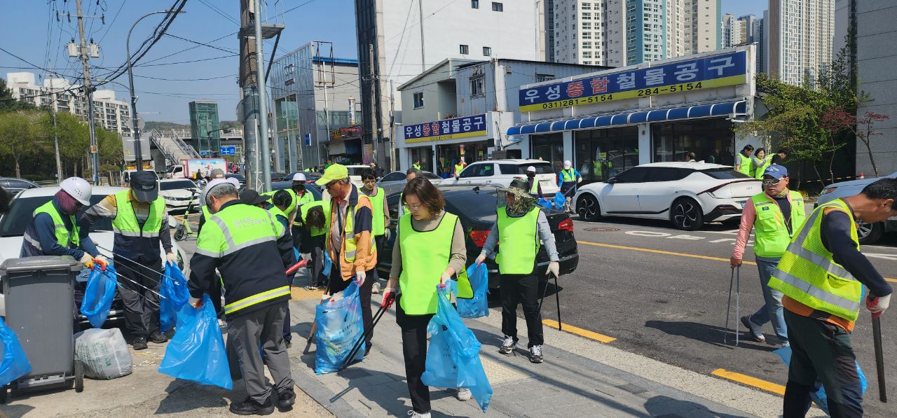 기흥구, 신갈오거리 일대 봄철 대청소 실시이미지2